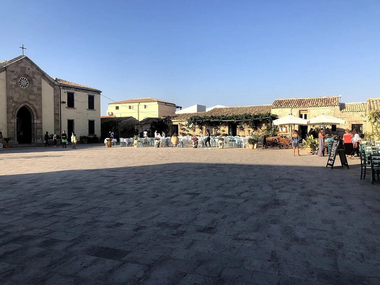 Piazza Regina Margherita a Marzamemi con la Chiesa di San Francesco di Paola