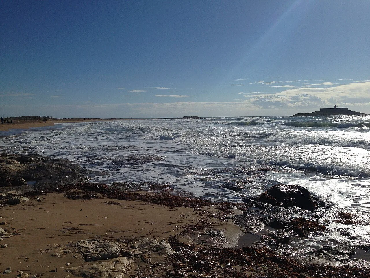 La scogliera e il mare mosso davanti all'Isola delle Correnti