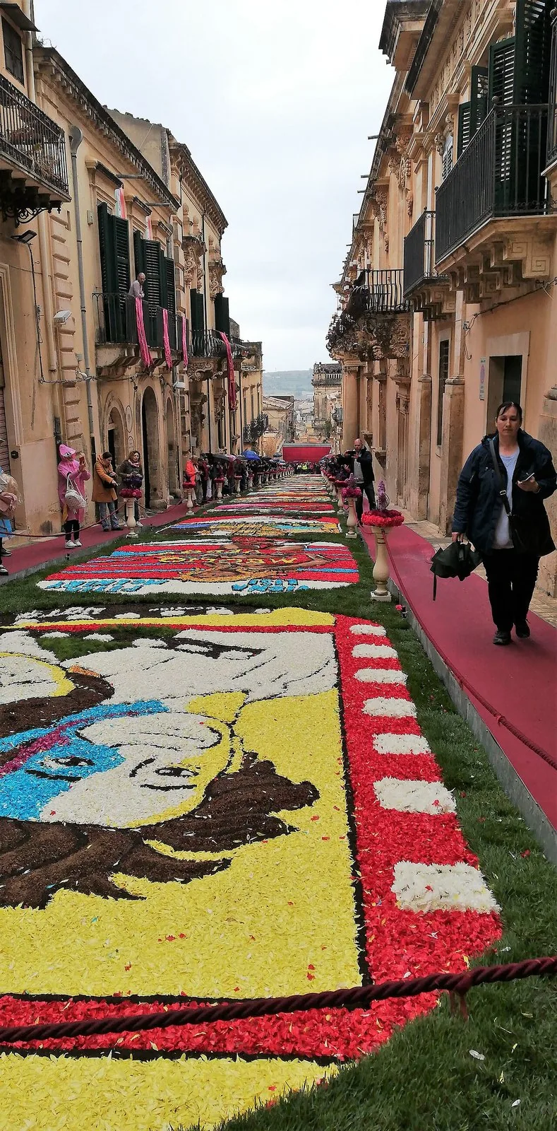 Il tappeto di petali dell'Infiorata lungo via Nicolaci a Noto