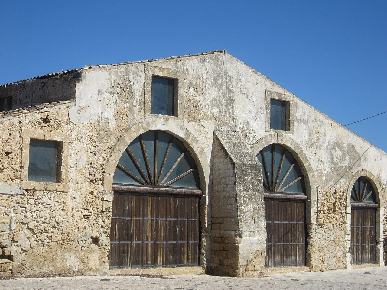 La facciata in pietra dei magazzini della Tonnara di Marzamemi