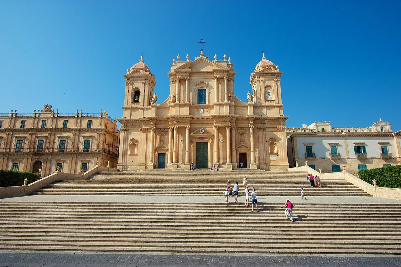 La Cattedrale di San Nicolò a Noto vista dalla scalinata