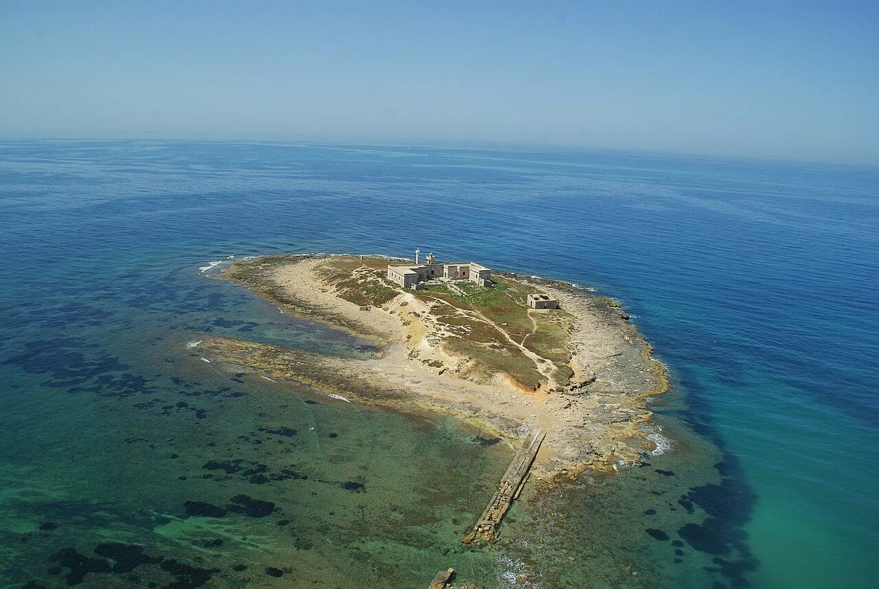 L'Isola delle Correnti vista dall'alto, con il mare turchese attorno