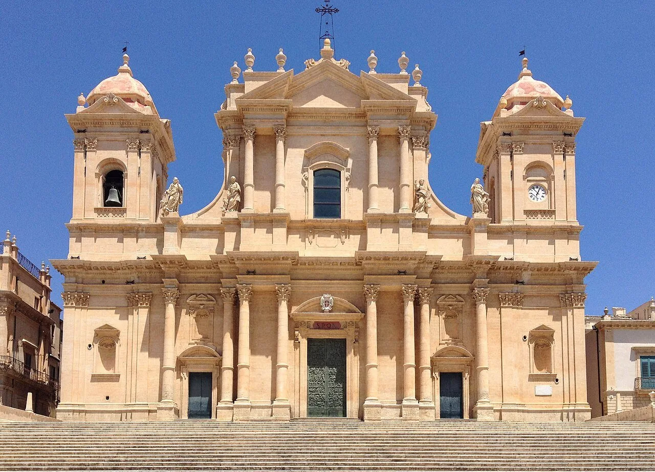 La facciata barocca in pietra dorata della Cattedrale di San Nicolò a Noto