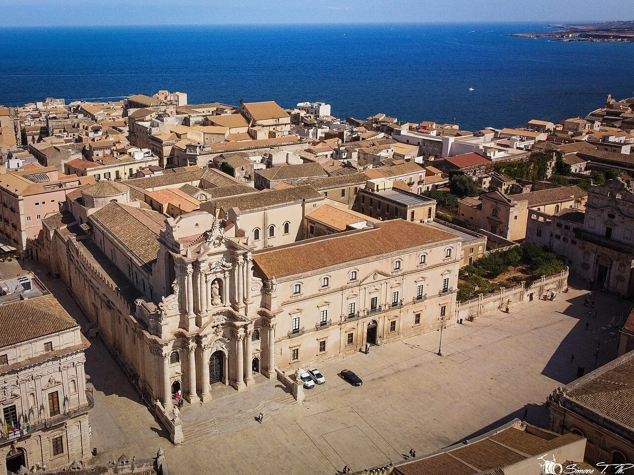 Veduta dall'alto di Ortigia con il Duomo di Siracusa e il mare